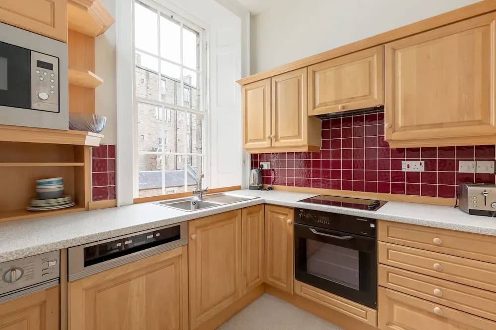Light and Spacious 2 Bedroom Flat in Heart of Edinburgh - photo 15