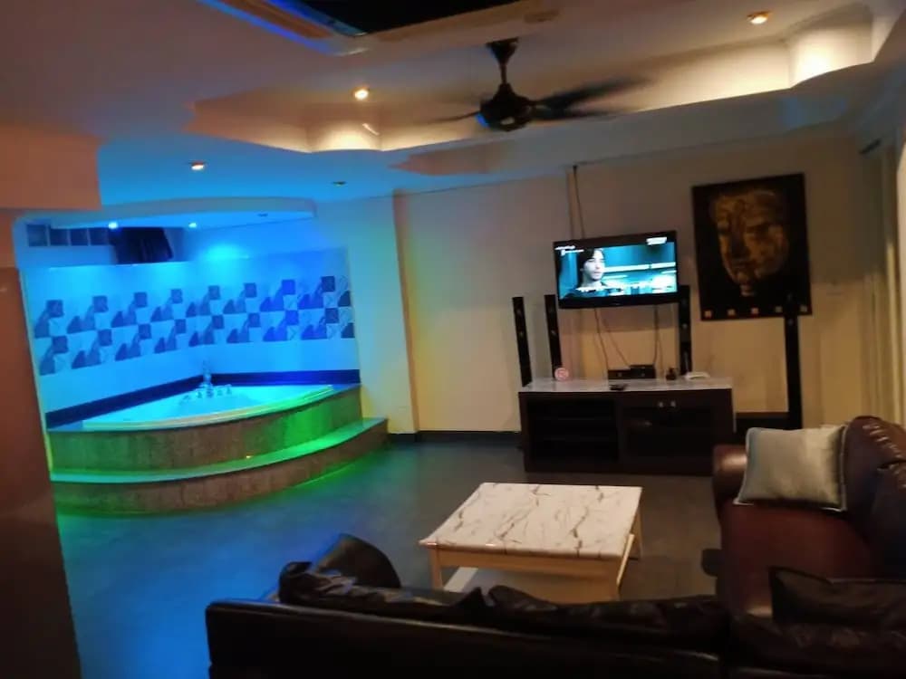 75 sqm Studio Type Jacuzzi Apartment 101a - photo 9