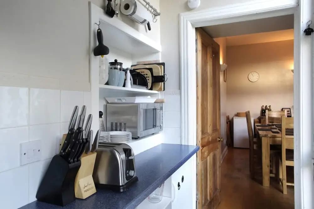 Central and Spacious 2 Bedroom Flat With Garden - photo 12