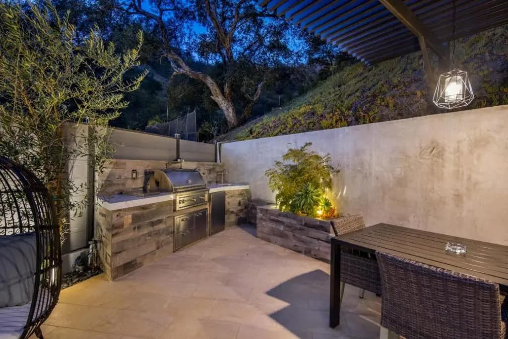 Willow Glen - Hollywood Hills Multi-level Villa With Theater & Pool - photo 20