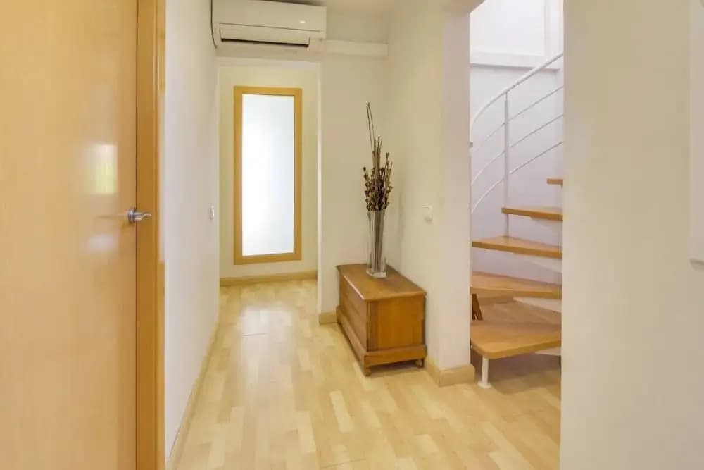 Fabulous 2 Bed with terrace close to Plaza España - photo 9