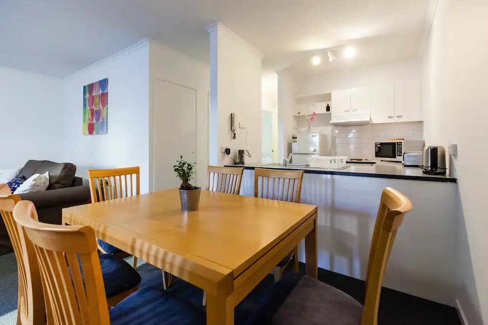 DAWN, 2BDR Carlton Apartment - photo 12
