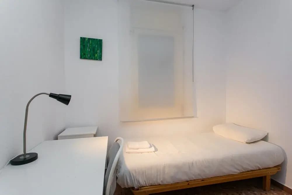 Spacious & Quiet 4 Bedroom Apartment - photo 4