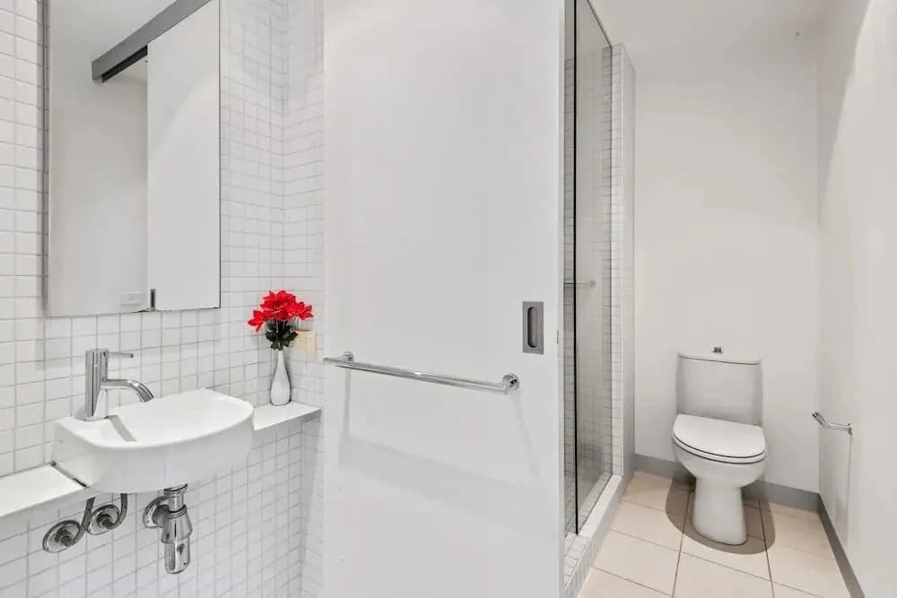 Central 1-bed Apartment With Secure Parking - photo 6