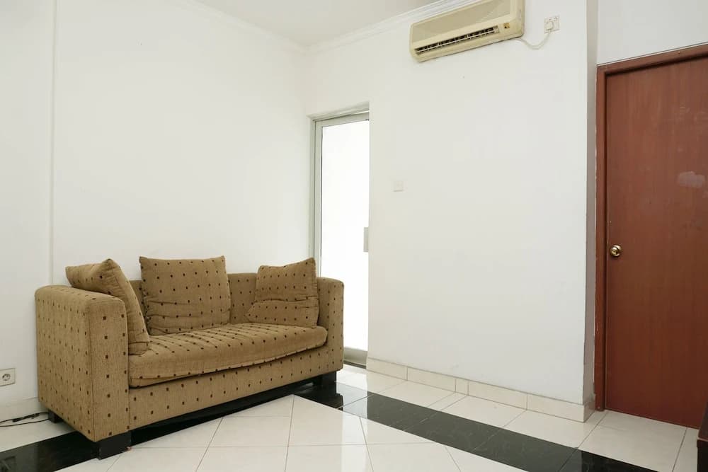 Classic and Warm 2BR Gading Mediterania Apartment - photo 3