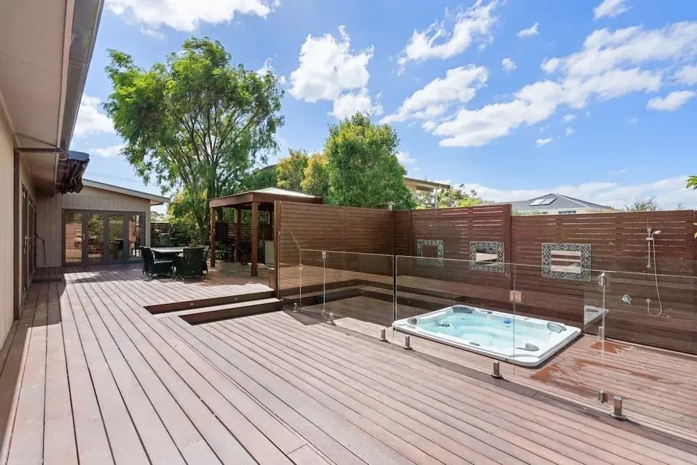 Luxurious 3-bed Home With Outdoor Spa - photo 8