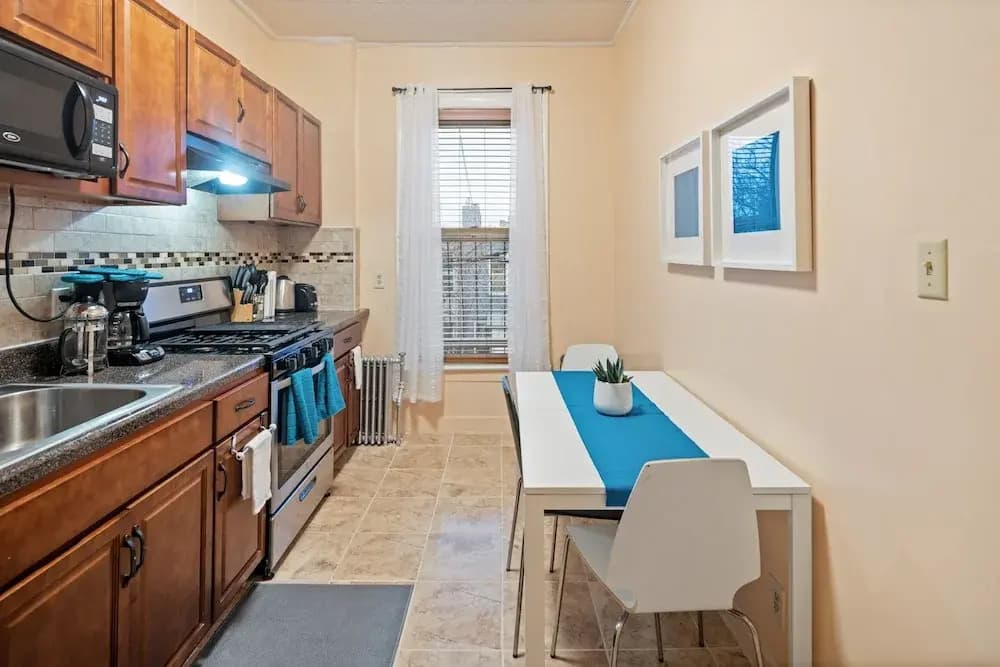 Spacious 3 Bdrm Close To Trains & Shops - photo 11