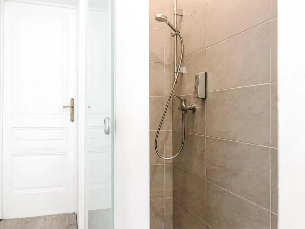 Commodious 2BR Apt. Near AKH-Perfect for Groups - photo 7
