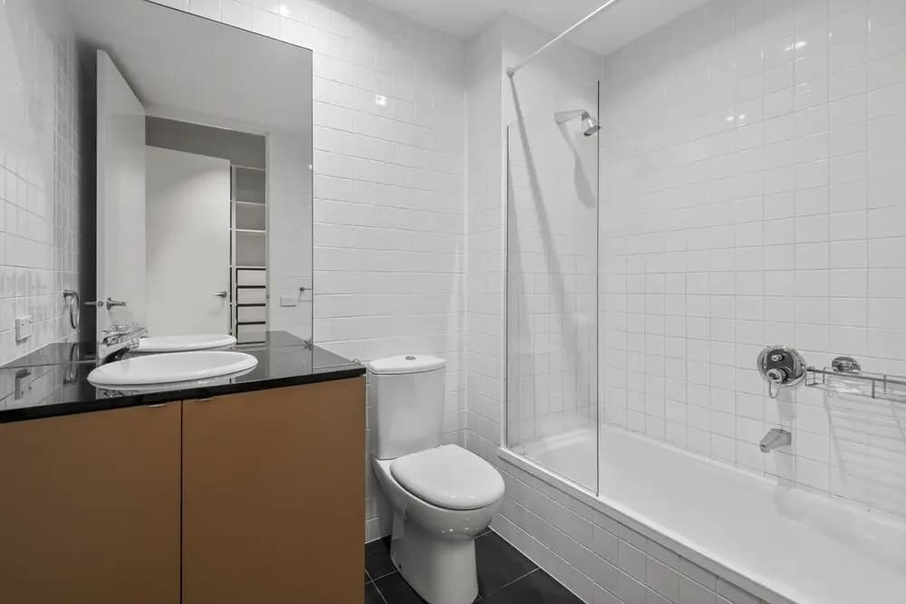 Stylish and Spacious 2-bed Apartment Melbourne - photo 7