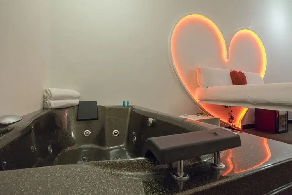 iRooms Jacuzzi Suites - photo 9