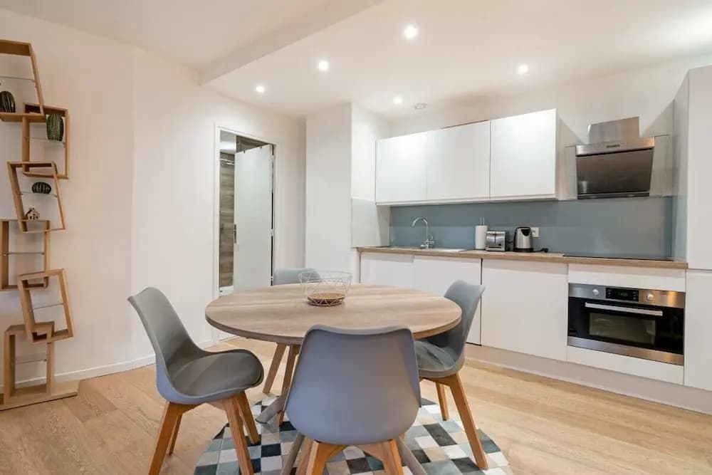 Bright 1-Bed Apartment, Perfectly Located in Paris - photo 11
