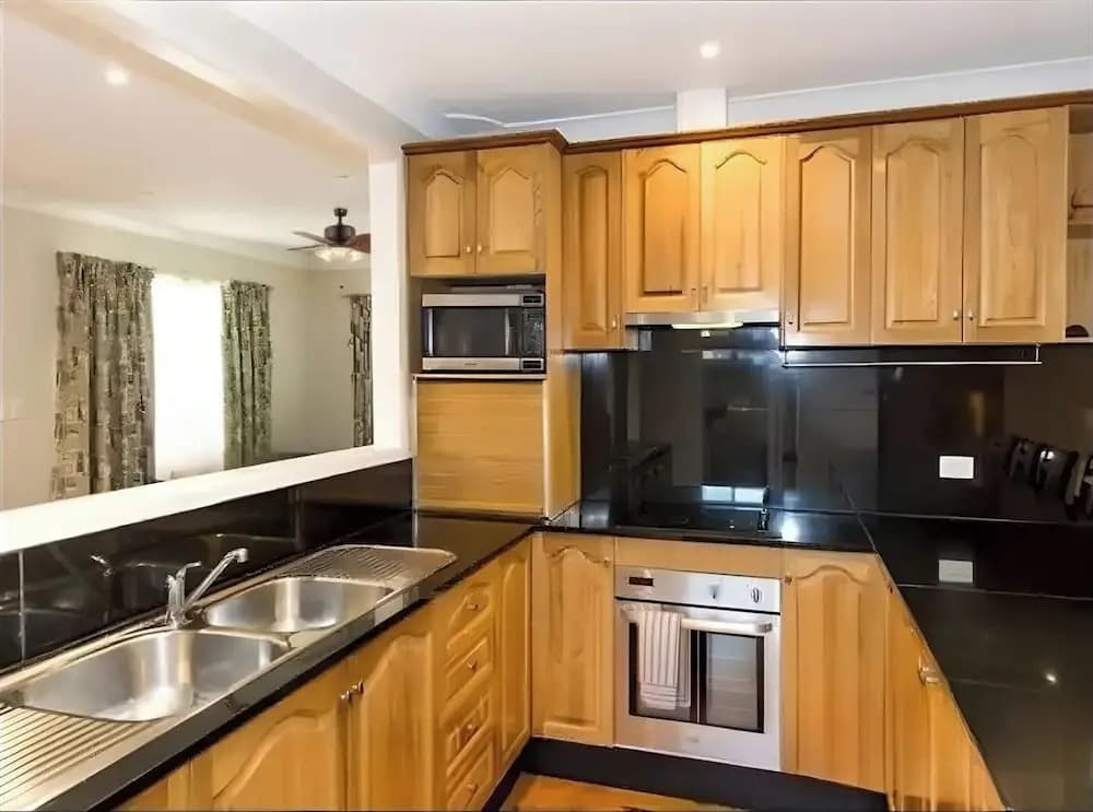 Cheerful 4 Bedroom with free Parking - photo 10
