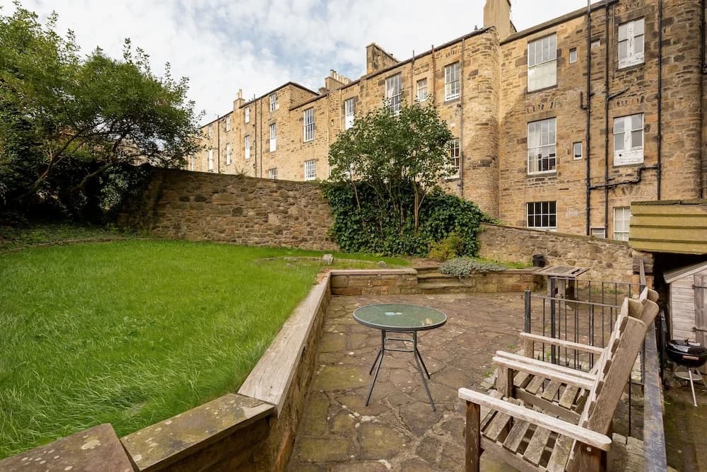 Classic Main Door Entry 2-bedroom New Town Apartment with Garden - photo 14
