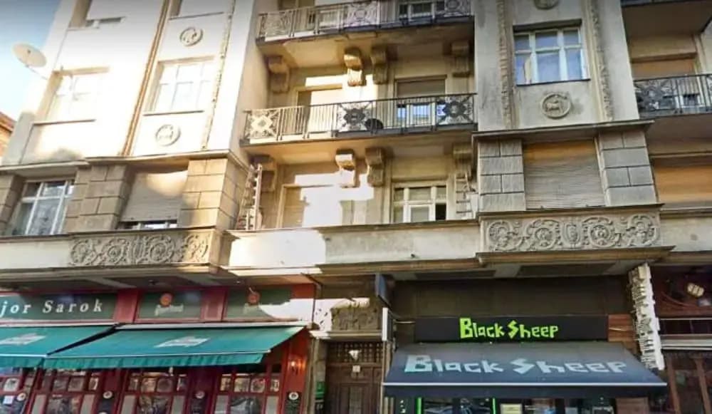 Black Sheep Budapest Hostel - photo 1