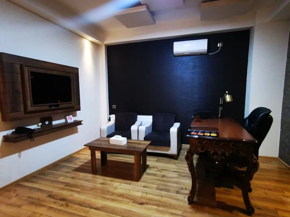 Green Queen Hotel - photo 16