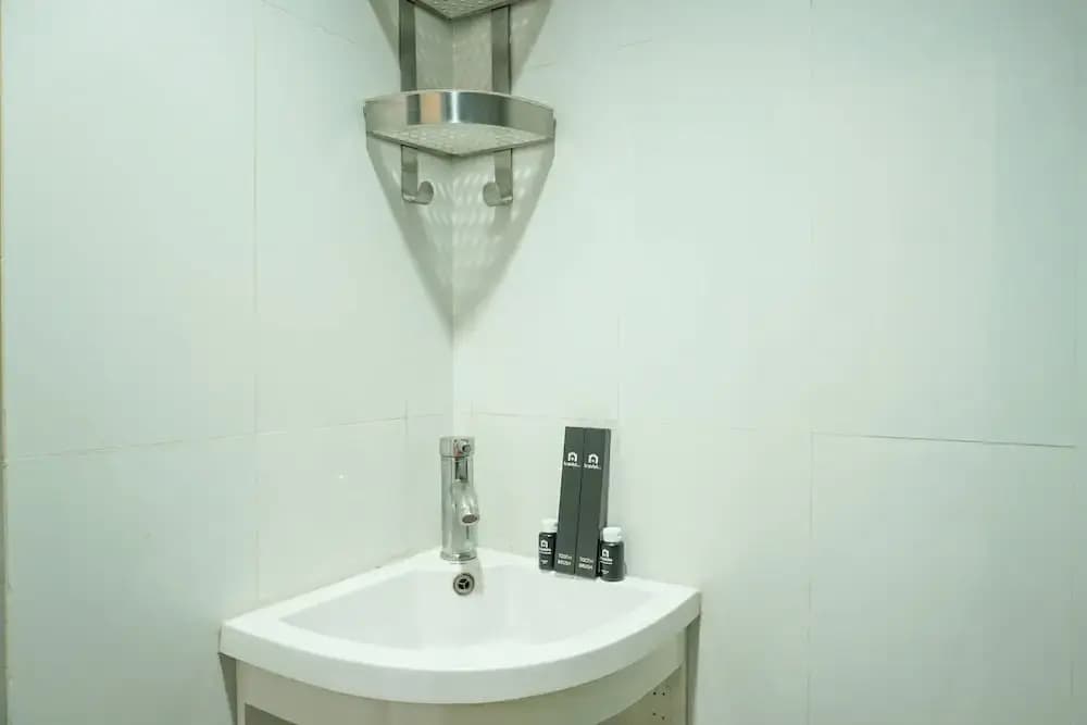 Best Spacious Studio Belmont Residence Puri Apartment - photo 7