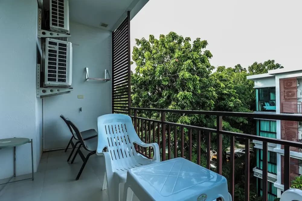 Chic Condo Just 100m from the Shore c130 - photo 9