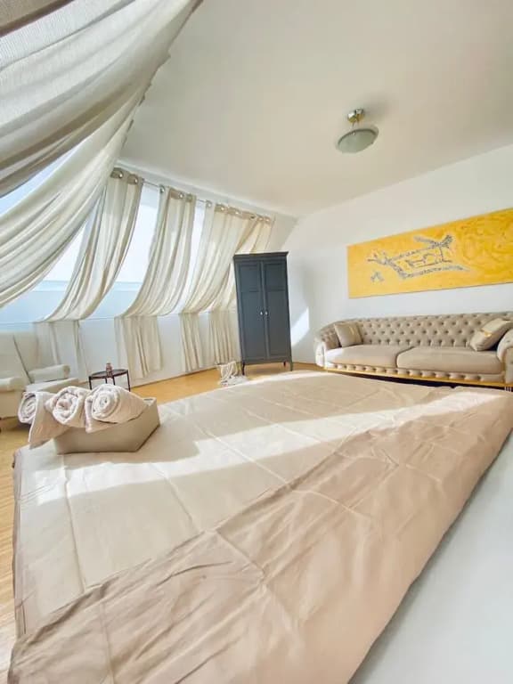 Comfy 3BR Apt With Living Room Balcony - photo 3