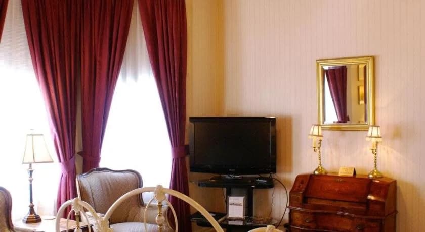 Nob Hill Inn - photo 4