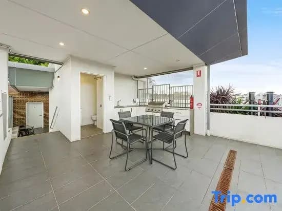 Rooftop 2 Bed Apt With Terrace at Newtown - photo 8
