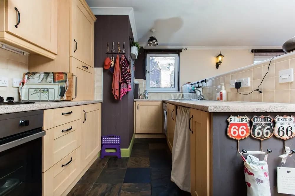 Charming 2BR Flat for 4 Overlooking Holyrood Park - photo 12