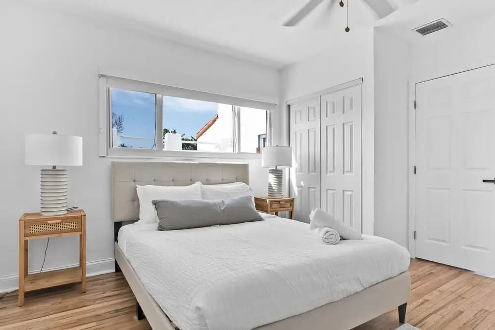 Stylish & Modern 4BD Home - photo 13