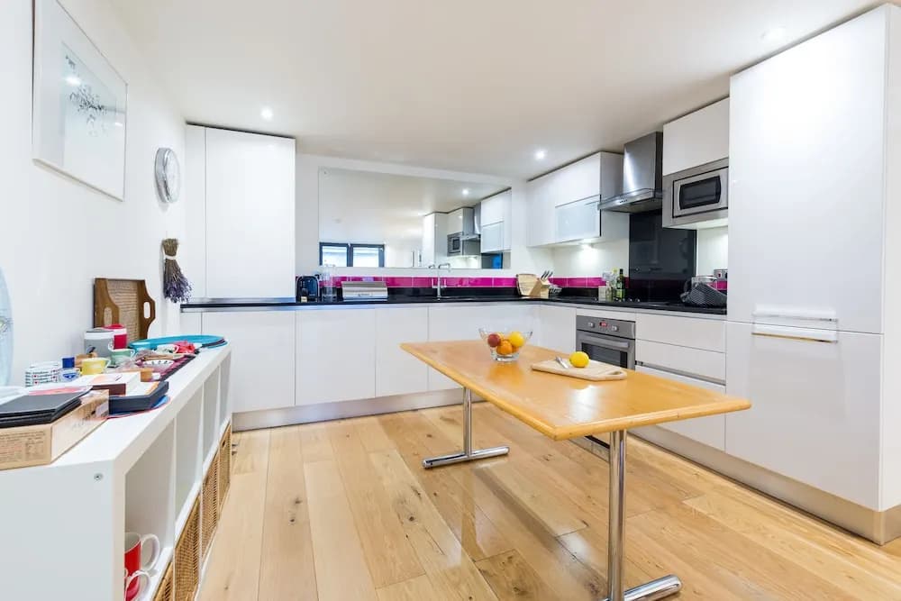 Charming Hackney Apartment with Garden - photo 14
