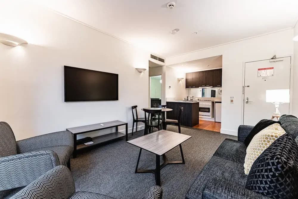Chic 1-bed in East Melbourne With Gym & Pool - photo 4
