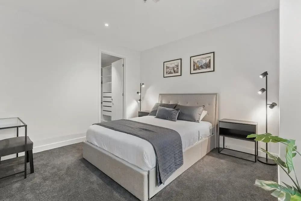 Stylish and Spacious 2-bed Apartment Melbourne - photo 4