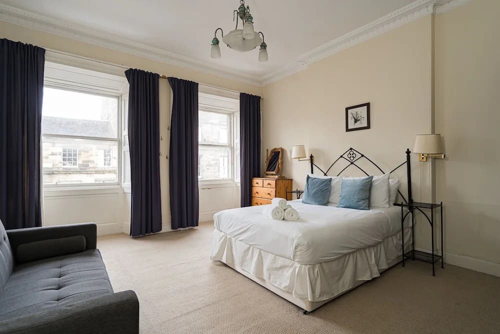 Spacious 3BR New Town Apartment - photo 3