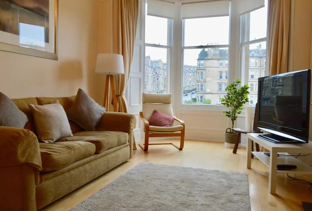Sunny First Floor Stockbridge Flat - photo 1