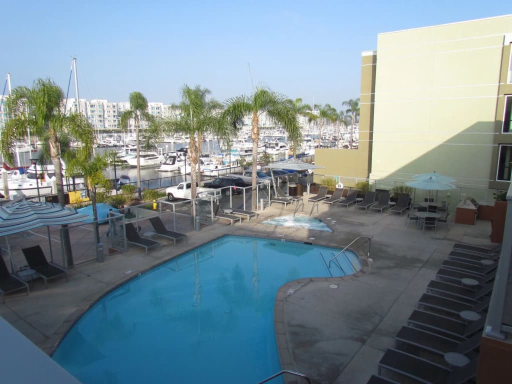 Apartment with Full Amenities - Miracle Mile - photo 3