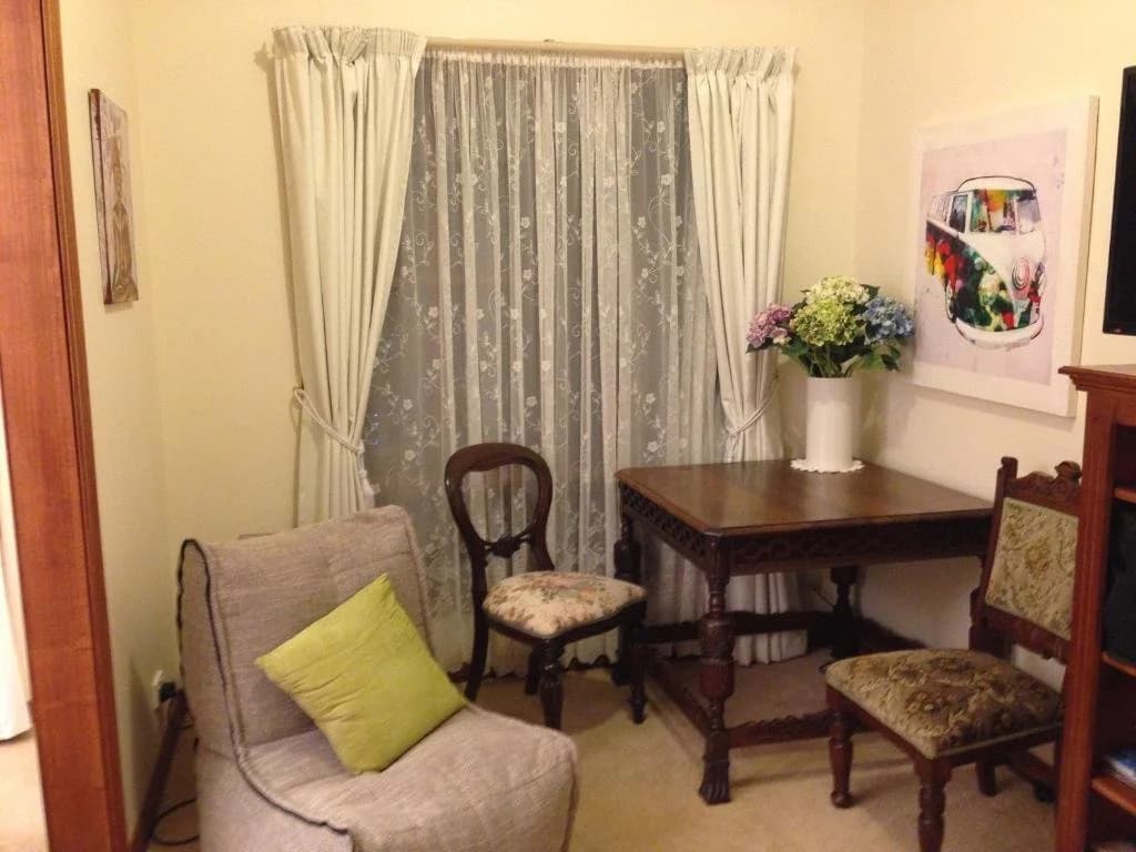 Mornington Cherry Blossom Bedsit - photo 3