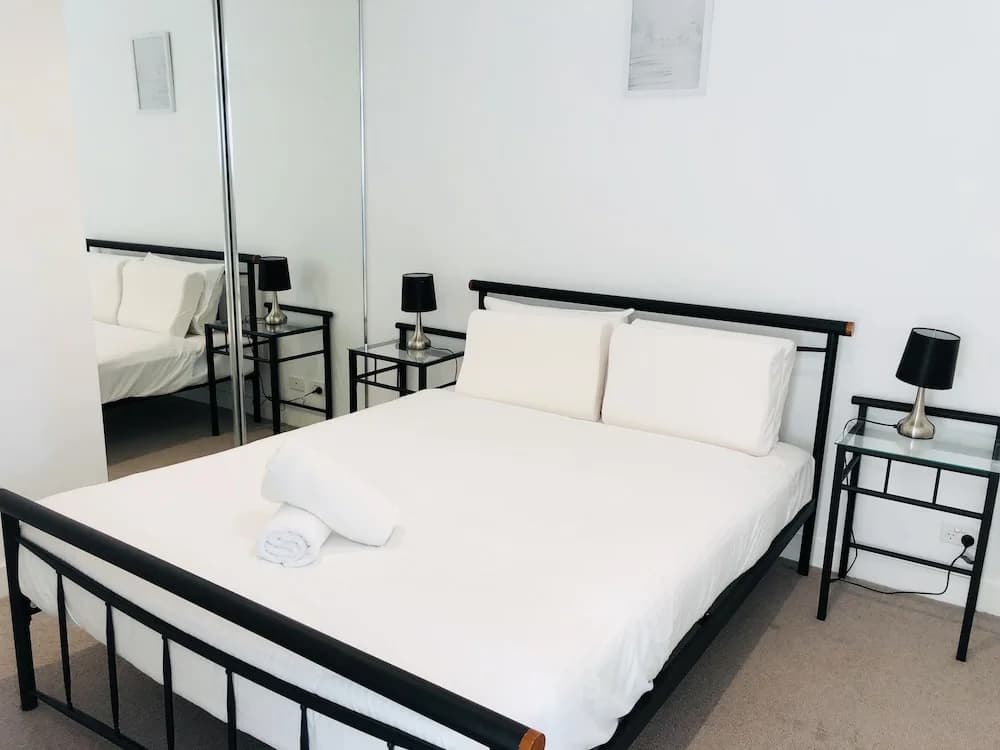Explore Docklands Lovely Apartment LVL8 - photo 3