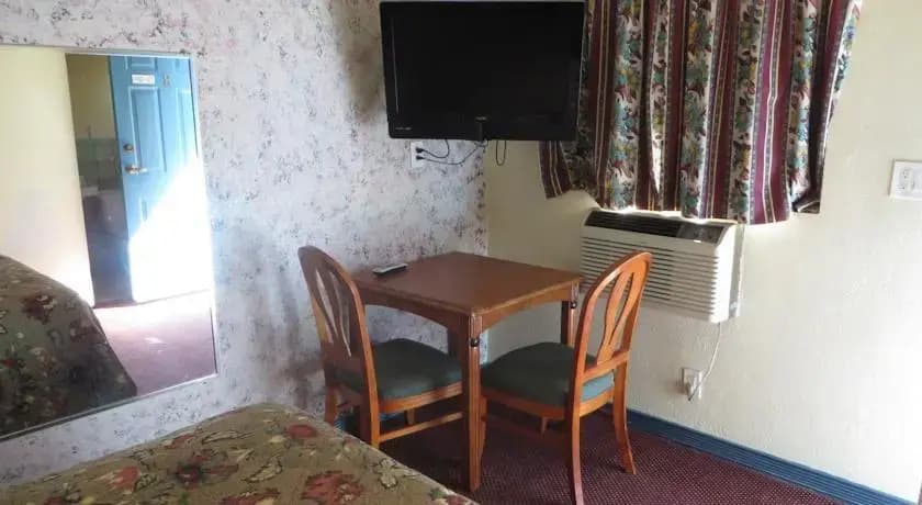 Ambassador Motel - photo 4
