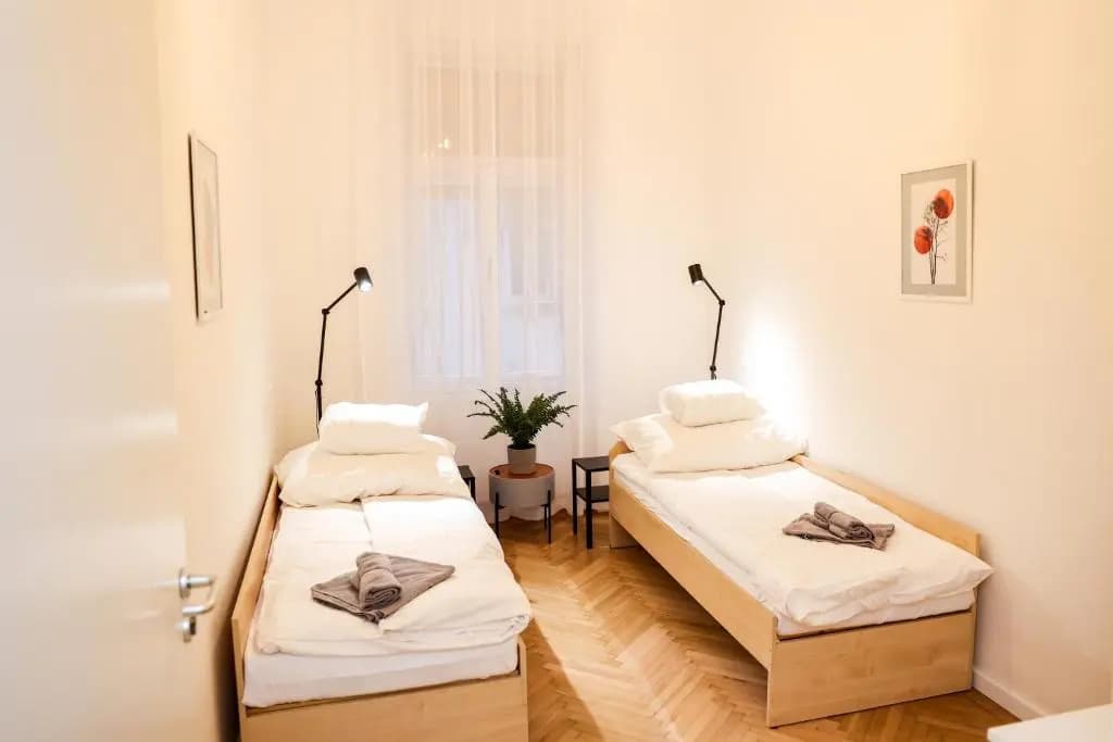 3 separate bedroom apartment for 6 people 5 BEDS, 2 BTHR AC FAST WIFI at the Parliament - photo 2