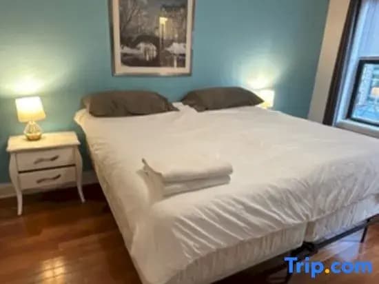 Trendy 5-Bedroom Home in NYC! Prime Location - photo 1