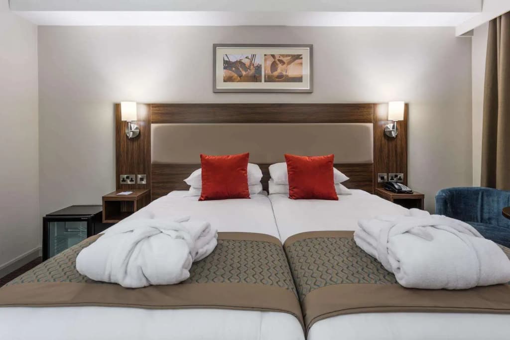 Heston Hyde Hotel - photo 6