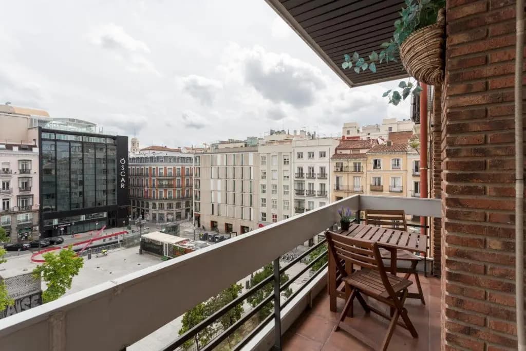 Cozy studio overlooking Pedro Zerolo Square - photo 13