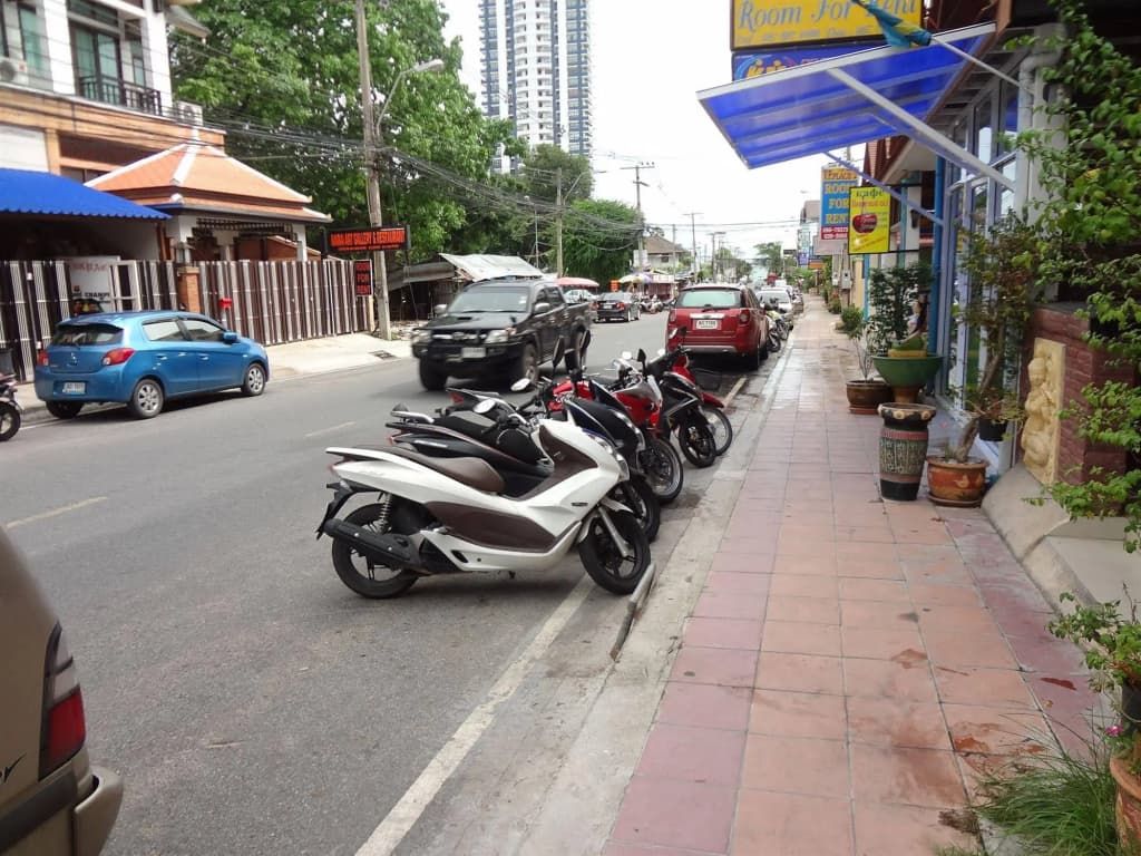 Beach House Pattaya - photo 12