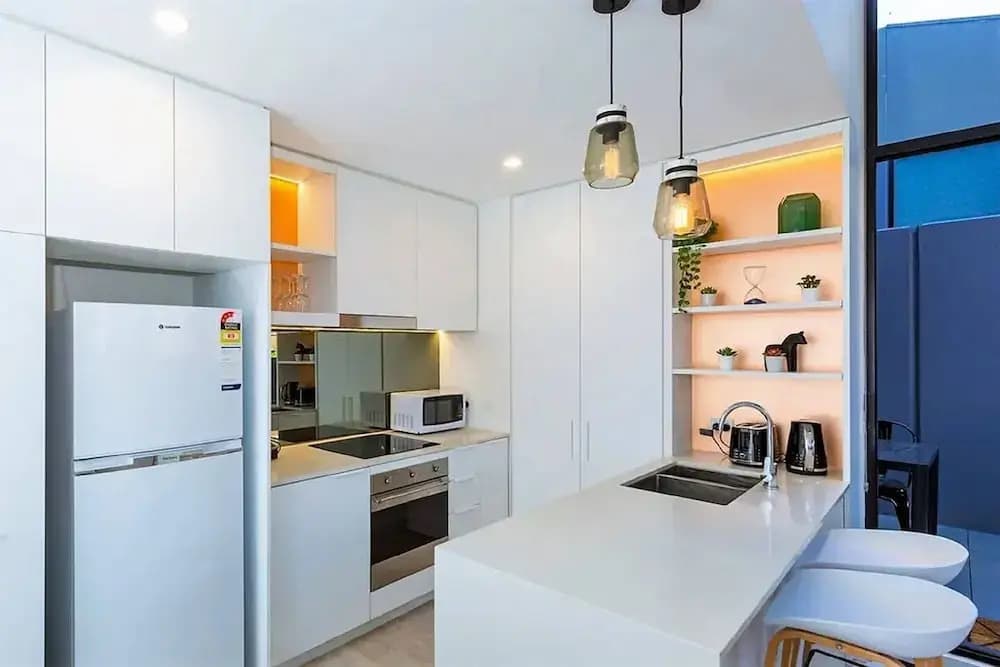 Unwind Bond Quarter Apartment 106 - photo 4