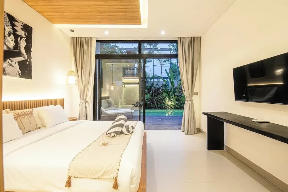 Elegant 5BR Modern Villa Steps From Caf Del Mar - photo 5