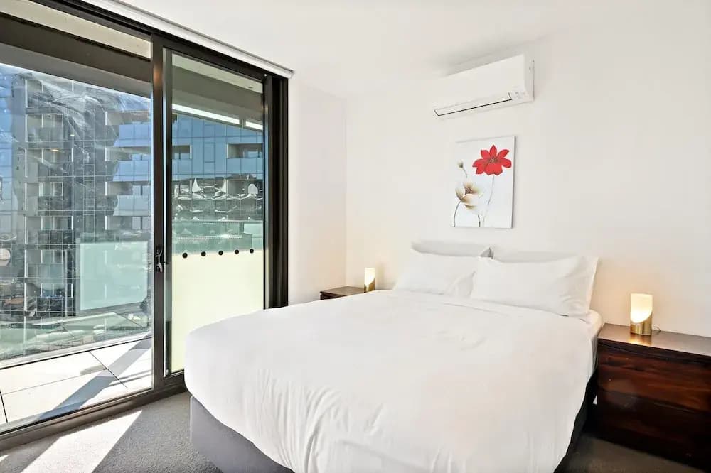 Bright 2-bed Retreat With Pool, Gym & Sauna Access - photo 1