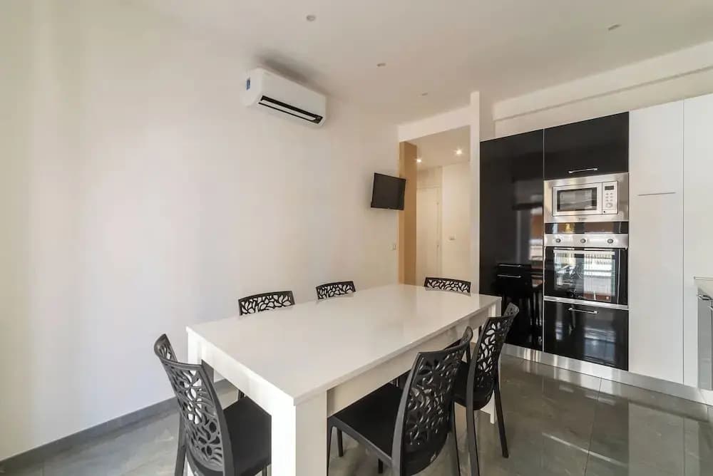 JOIVY Delightful 3-bed Flat with Balcony - photo 16