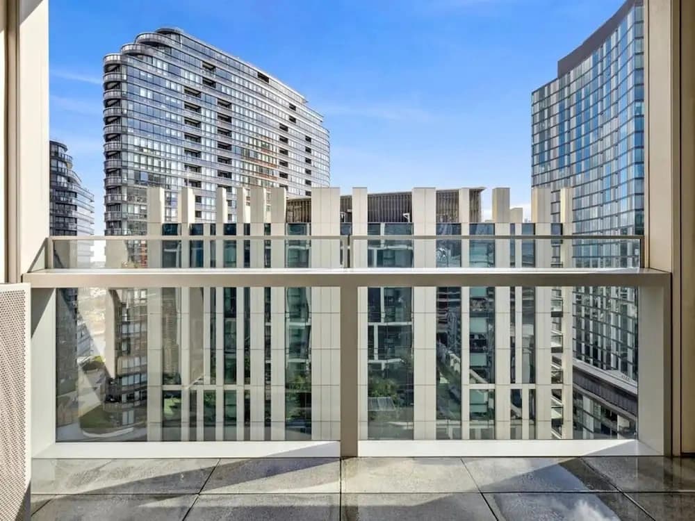 Marina-view 1-bed Apartment in Docklands - photo 1