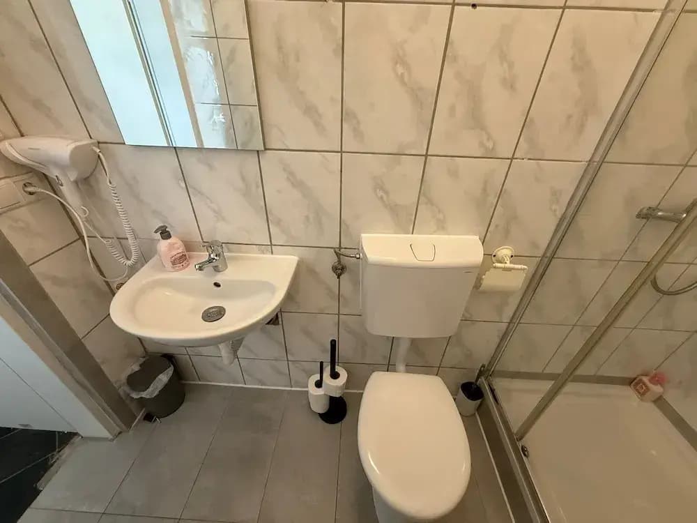 Simple 2BR Near Westbahnhof Station - photo 1