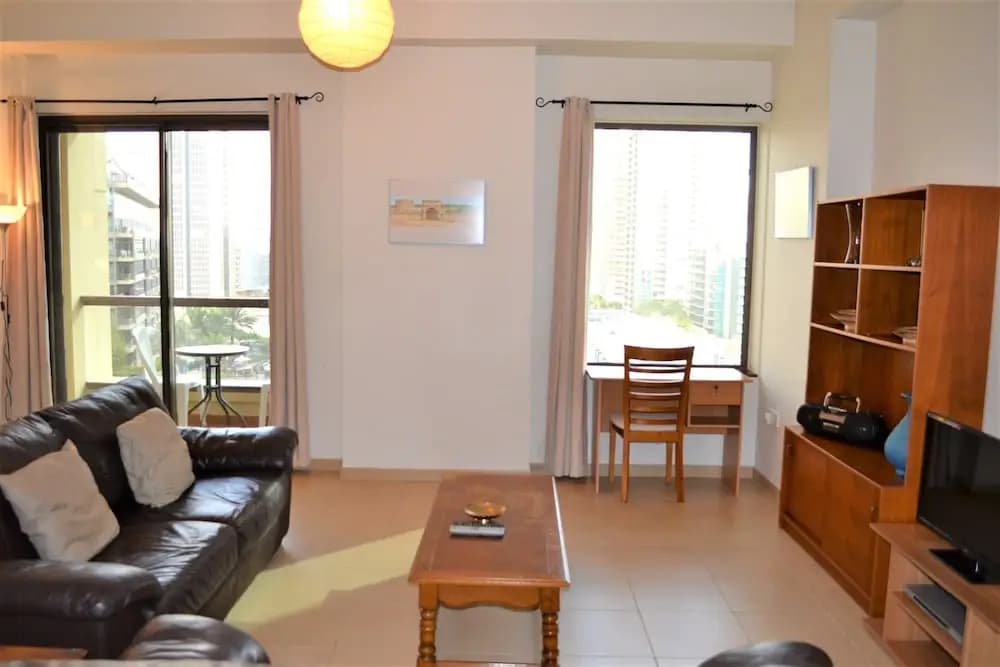 Large 1 Bed - Affordable fully furnished 1BR with balcony and a great marina view! - LSE - photo 4