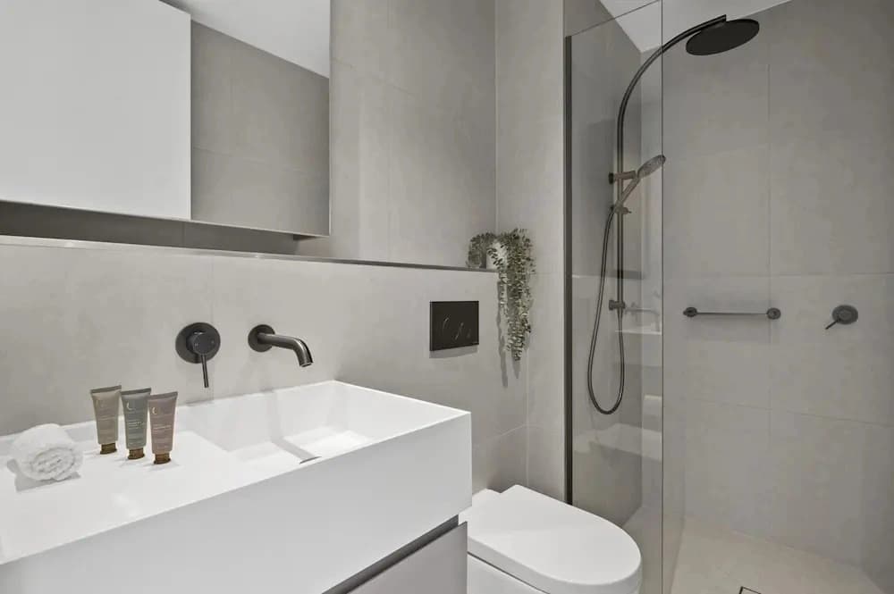 Brand New Apartment in Albert Park With Pool & Gym - photo 9