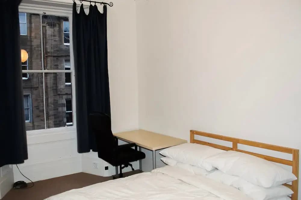 Spacious 3 Bedroom Flat in Marchmont - photo 13