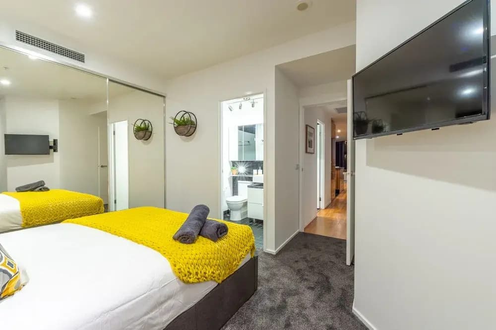Luxury 3 Bed 2 Bath City Views - photo 6